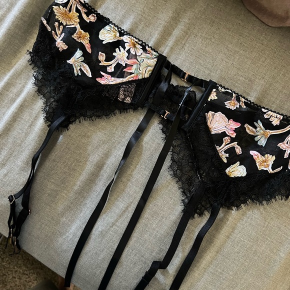 Victoria Secret garter belt. - Picture 1 of 4